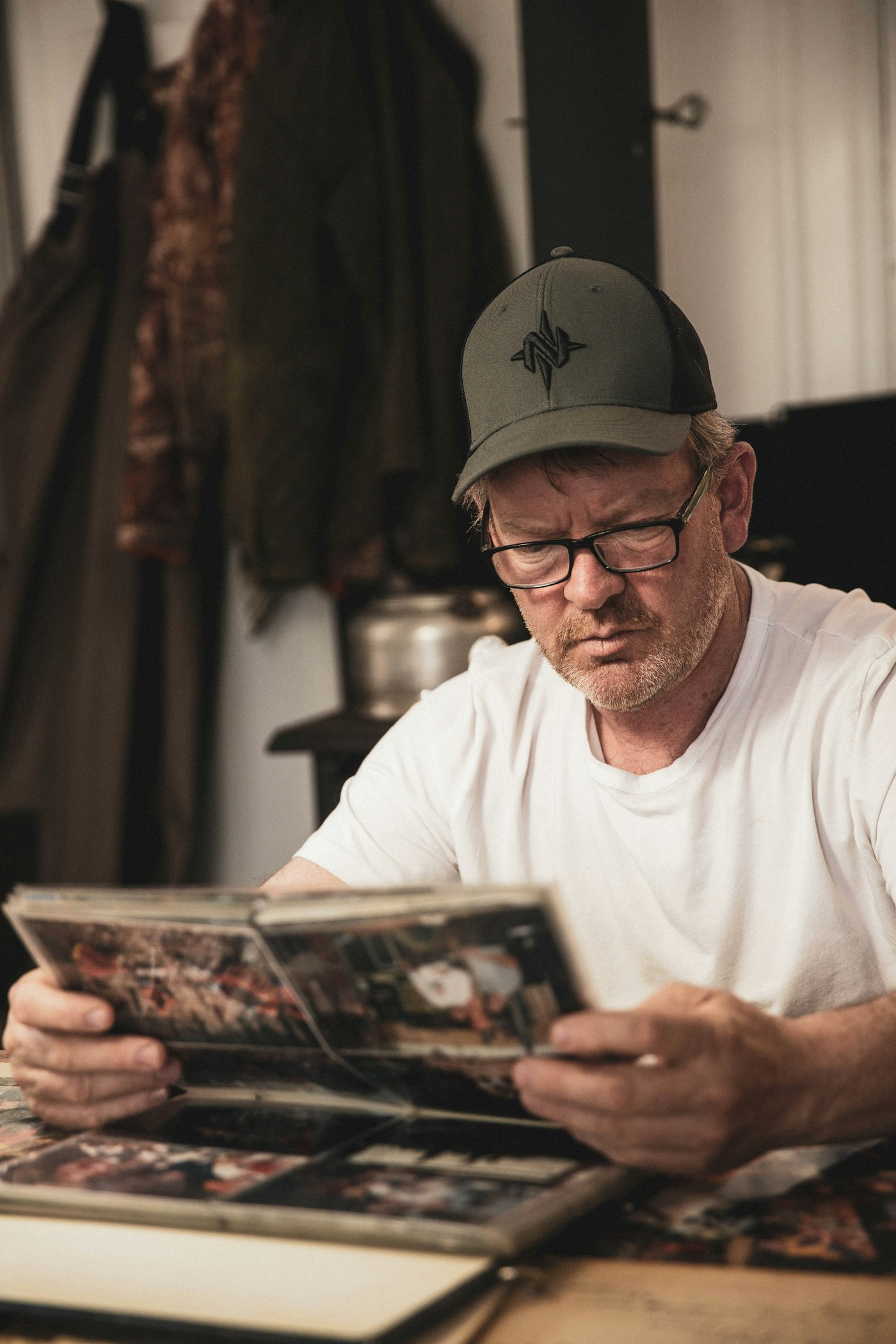 Album de famille ancien ouvert sur une table